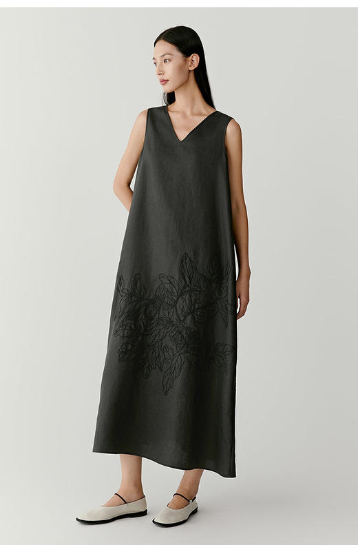 【高品质私服】【IC绣花V领长款连衣裙】简约雅致 纤强质佳 亲肤舒适 修饰肩颈线条，后露优雅柔美G1436-CC【无标出货 介意慎拍】 商品图6