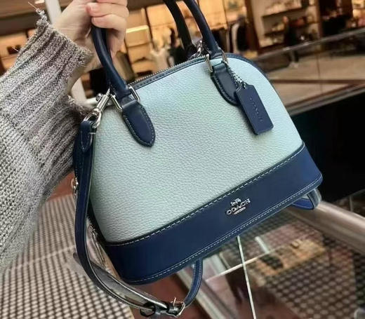 ¥1299🇺🇸比刚上市时候狂降500，Coach 5月超级新款！！Sabrina 小号贝壳包，经典款回归！升级新款，小细节设计的非常精致，纯皮材质，蓝拼色 商品图0