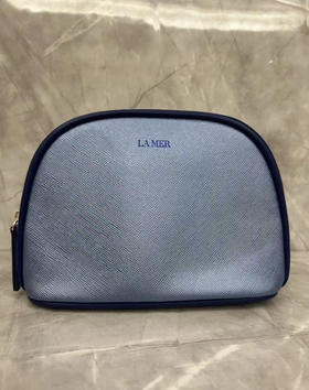 海蓝之谜化妆包真的中看又中用呀❗
正品保证，专柜套装拆卖
长16高12宽5
颜色做得绝美～PU皮质感很好炒鸡推荐哦❗便携大容量化妆包旅行收纳包洗漱包