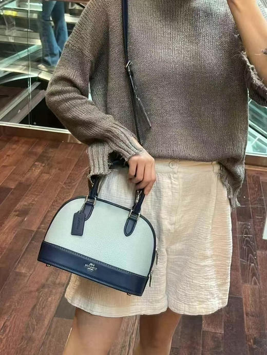 ¥1299🇺🇸比刚上市时候狂降500，Coach 5月超级新款！！Sabrina 小号贝壳包，经典款回归！升级新款，小细节设计的非常精致，纯皮材质，蓝拼色 商品图4