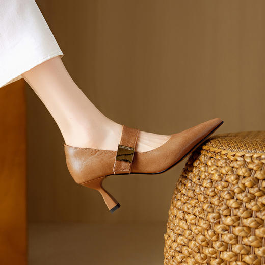 【预售5天】真皮高跟单鞋女细跟尖头秋季新款气质金属扣带玛丽珍浅口女鞋DB&M6390 商品图0