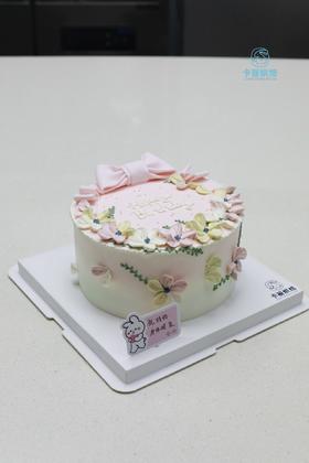 精致蝴蝶结裱花蛋糕