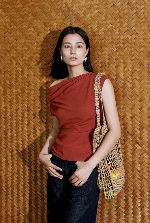 【高品质私服】【ZZ斜肩石榴花红T恤】舒弹坑条针织面料，展现优雅的身材比例，提亮肤色G1468-CC【无标出货 介意慎拍】 商品图0