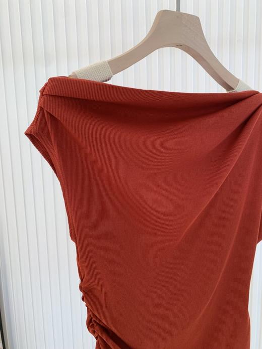 【高品质私服】【ZZ斜肩石榴花红T恤】舒弹坑条针织面料，展现优雅的身材比例，提亮肤色G1468-CC【无标出货 介意慎拍】 商品图8