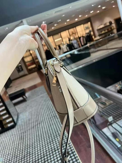 ¥1299🇺🇸Coach 5月超级新款！！温柔奶茶拼色Sabrina 小号贝壳包，经典款回归！ 商品图1