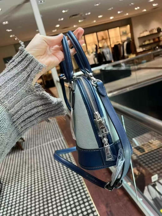 ¥1299🇺🇸比刚上市时候狂降500，Coach 5月超级新款！！Sabrina 小号贝壳包，经典款回归！升级新款，小细节设计的非常精致，纯皮材质，蓝拼色 商品图2