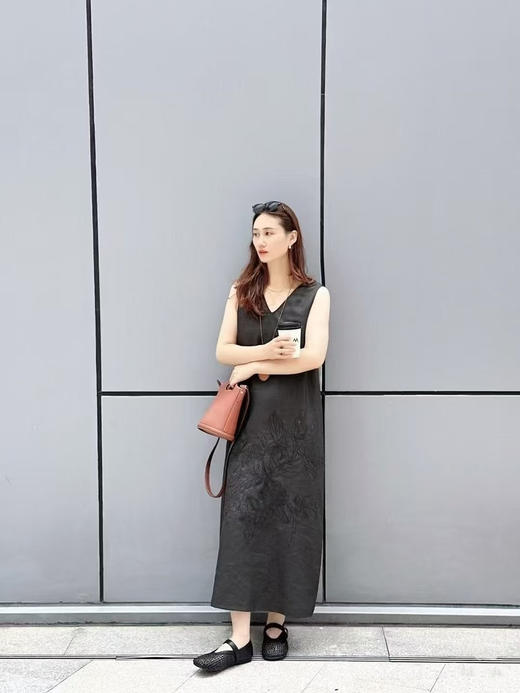 【高品质私服】【IC绣花V领长款连衣裙】简约雅致 纤强质佳 亲肤舒适 修饰肩颈线条，后露优雅柔美G1436-CC【无标出货 介意慎拍】 商品图2