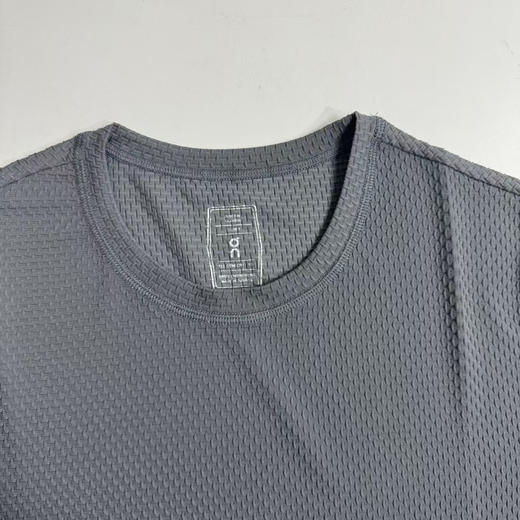 原单正品昂跑新款短袖体恤

特殊纹理的短袖，科技面料，

高弹，凉感有垂感，透气还速干，

手感细腻柔软，非常舒适，

灰色/黑色/绿色 

S-XXL，越南产 商品图7