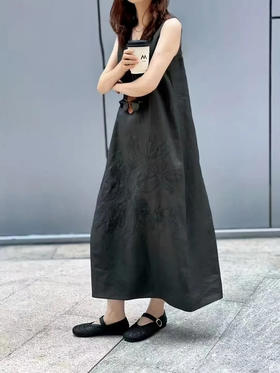 【高品质私服】【IC绣花V领长款连衣裙】简约雅致 纤强质佳 亲肤舒适 修饰肩颈线条，后露优雅柔美G1436-CC【无标出货 介意慎拍】