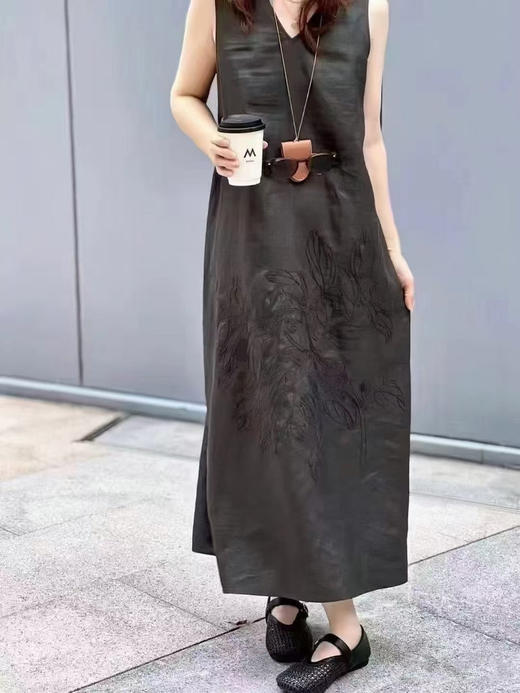 【高品质私服】【IC绣花V领长款连衣裙】简约雅致 纤强质佳 亲肤舒适 修饰肩颈线条，后露优雅柔美G1436-CC【无标出货 介意慎拍】 商品图5