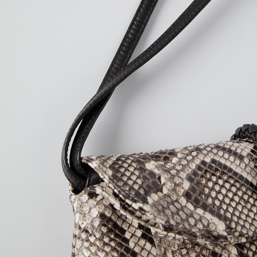 ROMI STUDIO 蛇皮革和羊皮革双翻盖金属扣蟒蛇纹斜跨包RWCRP32228 商品图4