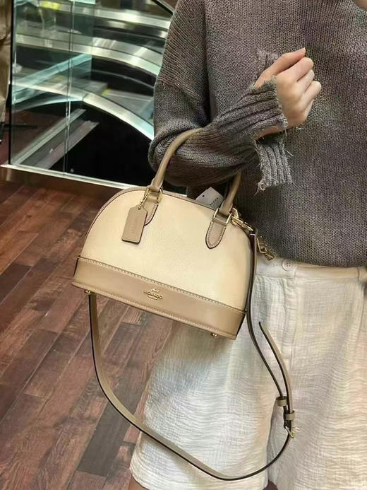 ¥1299🇺🇸Coach 5月超级新款！！温柔奶茶拼色Sabrina 小号贝壳包，经典款回归！ 商品图4
