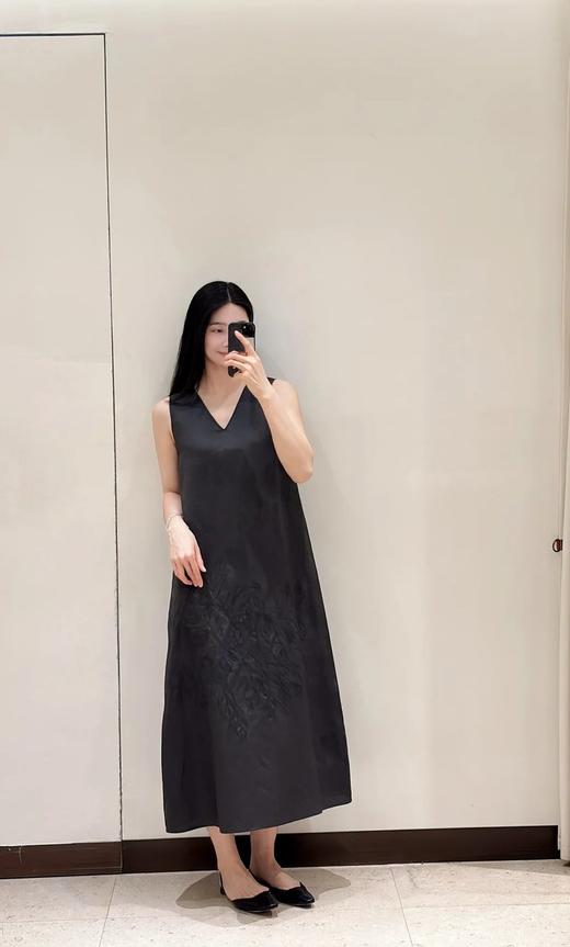 【高品质私服】【IC绣花V领长款连衣裙】简约雅致 纤强质佳 亲肤舒适 修饰肩颈线条，后露优雅柔美G1436-CC【无标出货 介意慎拍】 商品图1