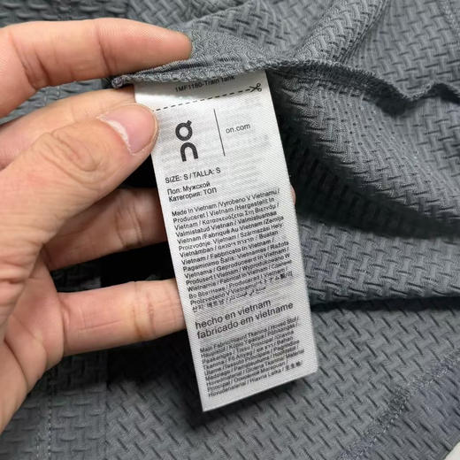 原单正品昂跑新款短袖体恤

特殊纹理的短袖，科技面料，

高弹，凉感有垂感，透气还速干，

手感细腻柔软，非常舒适，

灰色/黑色/绿色 

S-XXL，越南产 商品图6