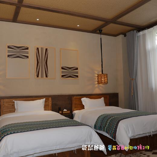 房间数量少限500套！【袋鼠爸爸去哪儿 | 中华郡远古客栈➕游玩套票4选1】位于中华郡景区内，远古特色。景区内有温泉、机械乐园，百草园，美食街，科普馆，昆虫博物馆等，适合一家老小一站式遛娃度假！ 商品图4