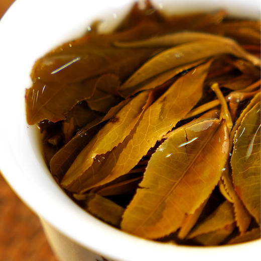 【新品上新】【掌柜私藏老班章】2015年头春勐海普洱茶生茶超大古树‘茶中劳斯莱斯’山头茶的顶峰 357克/饼茶  拍5发6拍20发25 商品图4