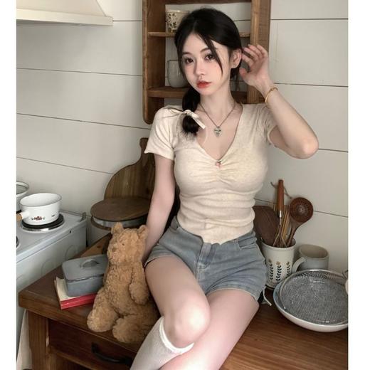 【大V领展露迷人锁骨❗️泰式V领T恤】又a又飒小性感，百搭时尚修身显瘦，胖mm必备，冷淡系T恤女内搭短款短袖L 商品图2