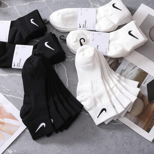 【秒杀】#NIKE/耐克情侣款中筒袜，它都能轻松拿捏～款式简约又经典，随意搭配都毫无违和感，轻松提升整体穿搭的时尚度，简约又不失格调。家人们，中筒袜真的入股不亏！赶紧冲！ 商品图2