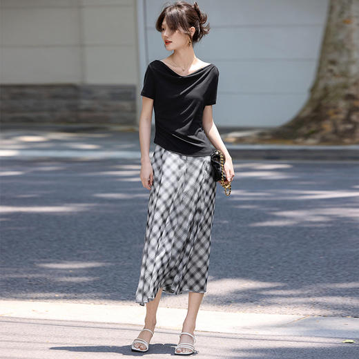 【周末秒杀】熙世界轻熟小众不撞款套装夏季女装天丝荡领T恤格纹半身裙两件套 商品图1