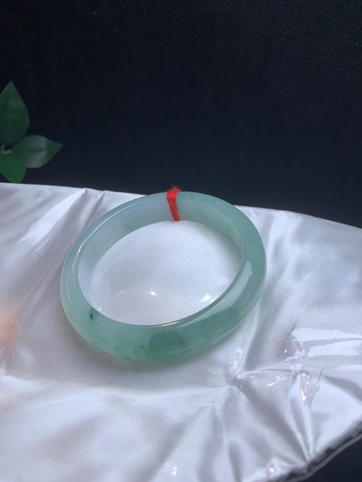 620421，57飘花手镯，底子均匀细腻，一段清新飘花。润润的，清新秀气 商品图4