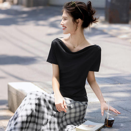 【周末秒杀】熙世界轻熟小众不撞款套装夏季女装天丝荡领T恤格纹半身裙两件套 商品图3