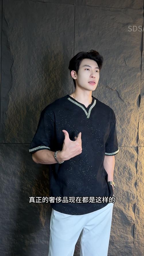 T3818夏季高级感新款男士满天星镶珠子设计V领短袖T恤百搭时尚简约上衣 商品图0