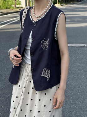 ✨79元把“简单≠普通”的穿搭哲学玩明白了✔️ 【小野日记Yono's Diary无袖刺绣棉麻马甲开衫XY-F-9428】 😎不管是想打造日系文艺风、街头酷感风，还是慵懒度假风