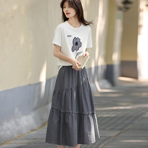 【专属特价】熙世界休闲减龄套装女2025新款印花短袖T恤高腰格纹半身裙两件套 商品图4