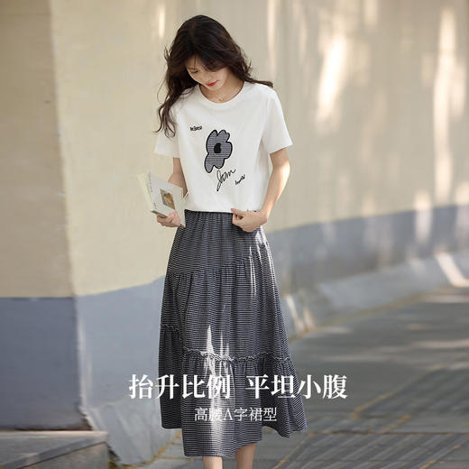 【专属特价】熙世界休闲减龄套装女2025新款印花短袖T恤高腰格纹半身裙两件套 商品图1