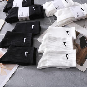 运动潮流新宠儿#NIKE耐克情侣款长筒袜，不管是搭配运动鞋、板鞋还是拖鞋，都能轻松拿捏时尚感。下半身失踪穿搭，瞬间大长腿既视感；穿裤子时露出袜子边边，不经意间的时尚小心机~