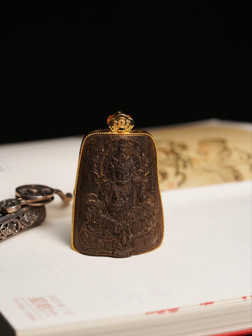 沉香黄财神吊坠 商品图0