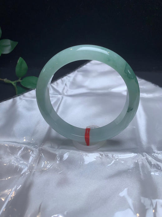 620421，57飘花手镯，底子均匀细腻，一段清新飘花。润润的，清新秀气 商品图0