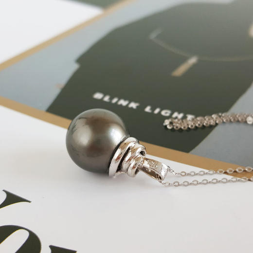 【天然正品】AU750白金镶天然近完美约13.8MM铂金灰大溪地海水珍珠吊坠项链23.4*13.8*13.8MM（皆取最大值）女士现售价：3880！050425AH24 商品图5