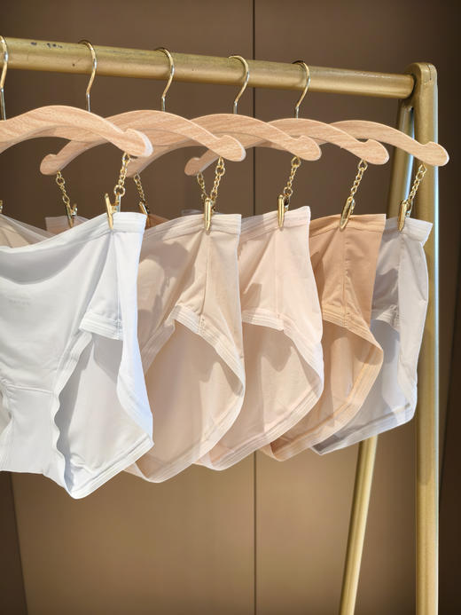 🌸🌸🌸【冰丝超薄透气女士中腰三角裤 3条装】：✅采用超细凉感纱线，细腻爽滑手感就像冰冰的果冻，一穿即凉✨ 商品图3