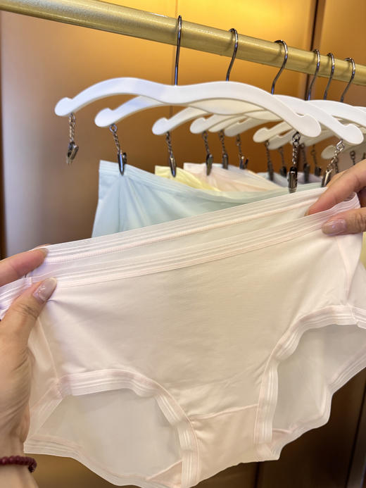 🌸🌸🌸【冰丝超薄透气女士中腰三角裤 3条装】：✅采用超细凉感纱线，细腻爽滑手感就像冰冰的果冻，一穿即凉✨ 商品图7