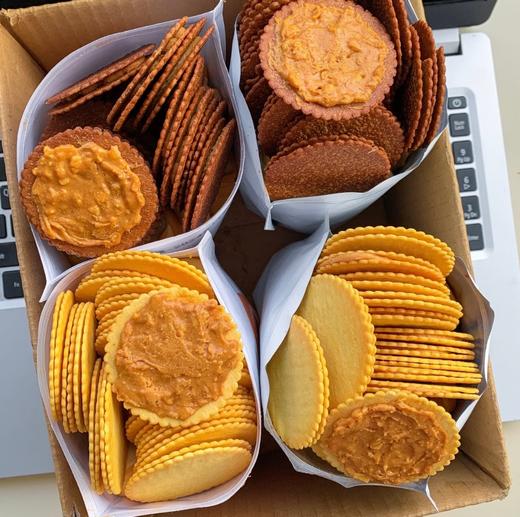 一口封神❗谁发明的「薯片花生酱夹心饼干」新口味来袭🤭巧克力➕花生酱 简直香爆我😭1.5mm薄的薯香小饼🍪明星同款 咸香酥脆！酥酥薄脆夹着厚厚的花生酱😋吃完后满口花生酱香！！ 商品图0