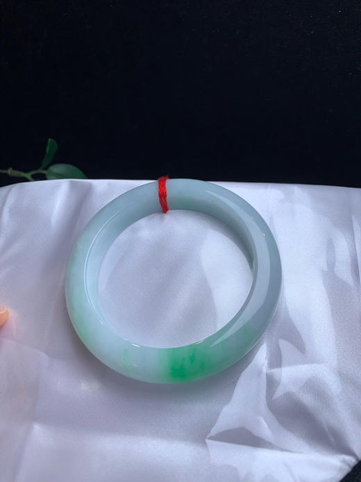 620441，57.5飘绿手镯，清新干净，整体很均匀干净，一截清新绿 商品图4