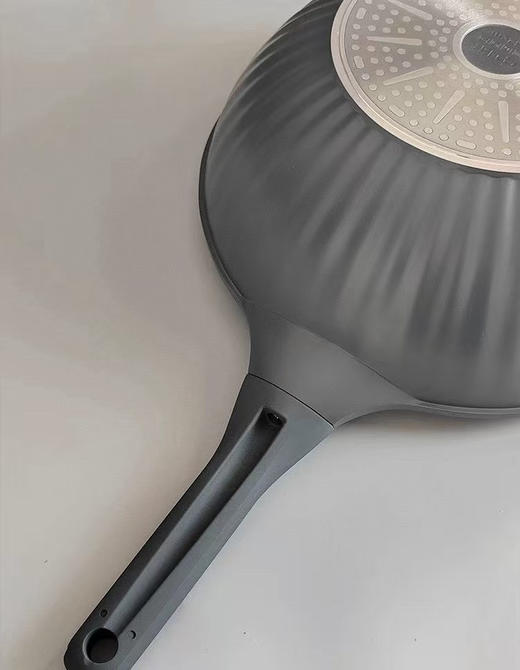 正品中康加深防溅油钛不粘锅！供商超，品质保证，全部原包装原箱子

款式：加深炒锅30cm（无锅盖）

专柜599 商品图11