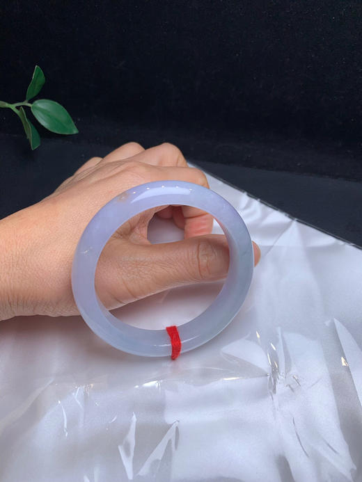 620436，56 冰紫底正圈手镯 ，冰冰的，一大截淡紫罗兰底， 冰润清新，局部有个特色洒金 商品图5