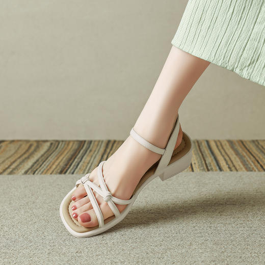 品质好货|Safiya/索菲娅2025夏季百搭一字带交叉细带粗跟高级感外穿凉鞋SFD2111703 商品图1