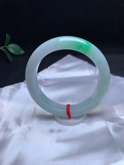 620441，57.5飘绿手镯，清新干净，整体很均匀干净，一截清新绿 商品图2