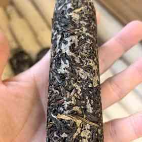 6     2012竹筒茶，布朗山原料，反复入茶，舂茶，火烤，直至竹筒茶叶填满压紧为止，今年开仓，长短粗细不一，一斤158，特惠进行中