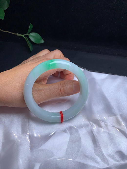 620441，57.5飘绿手镯，清新干净，整体很均匀干净，一截清新绿 商品图5