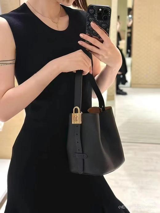 D070812一只看似中古中矩却又有点标新立异的包。水桶包 商品图1