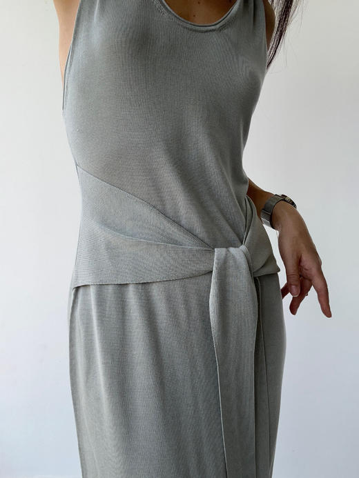 ZAANLI｜ZNSS25016 三醋酸露背纽结绑带针织连衣裙 [ 豆绿 / 雾蓝 ] 商品图13