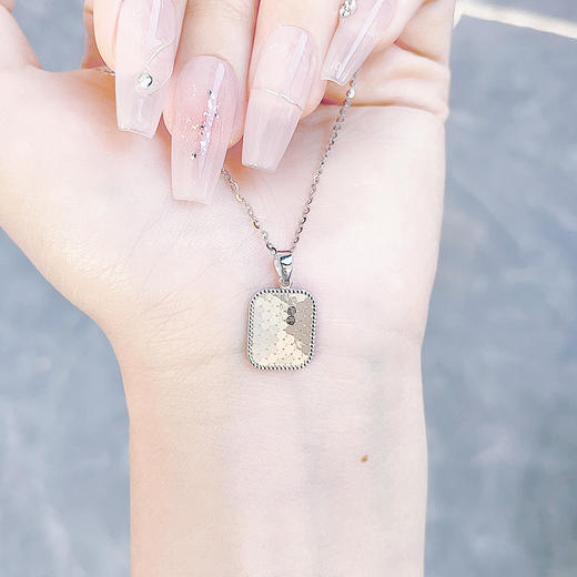 【限时8.8折】【线上铂金馆】PT950 【国际铂金协会 精品】铂金镂空CNC鱼鳞镜面方牌吊坠（不含链）(ACPTDZ00068)预售产品下单后不退款不退货不换货不补差价) 商品图1