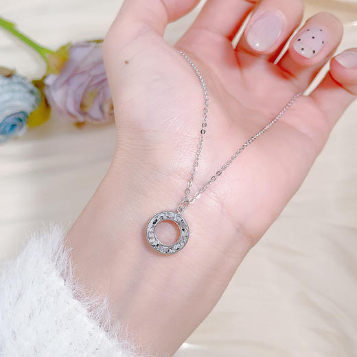 【限时8.8折】【线上铂金馆】PT950 #碎碎冰 【精品】铂金碎碎冰空心调节极简几何圆环套链(BFPTTL00010)预售产品下单后不退款不退货不换货不补差价) 商品图3