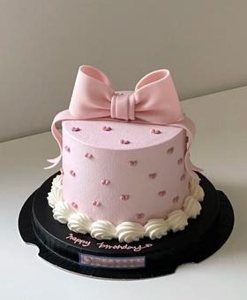 【臻品系列】---半翻糖【爱心蝴蝶结】送儿童女士蛋糕（黑底方托）