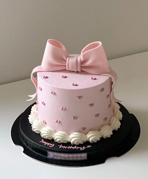 【臻品系列】---半翻糖【爱心蝴蝶结】送儿童女士蛋糕（黑底方托） 商品图0