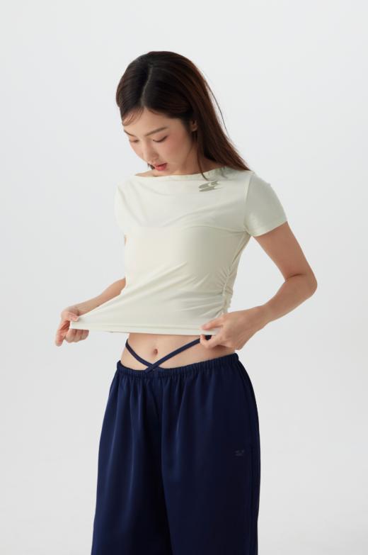 CryingCenter 运动面膜级糯感运动不对称露锁骨修身弹力女短袖 商品图4